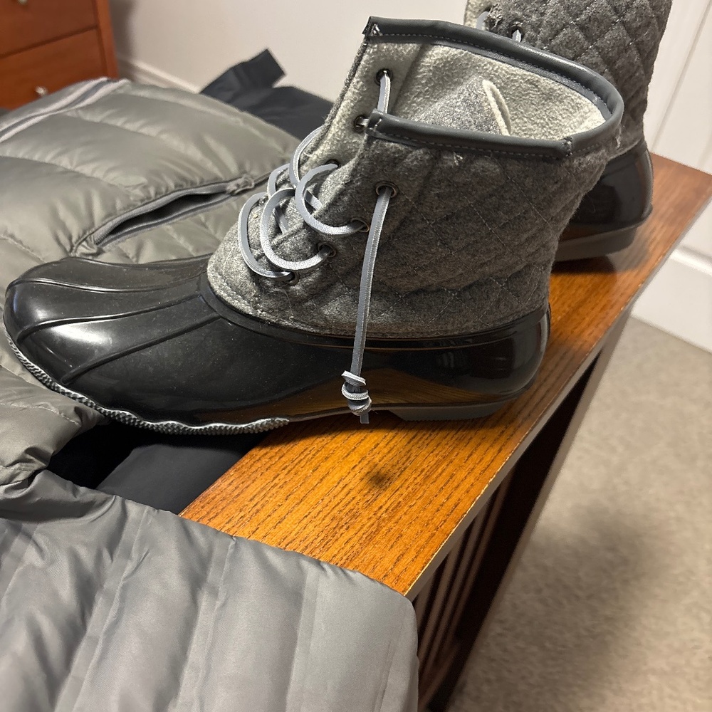 Women’s Sized 10 quilted duck boot